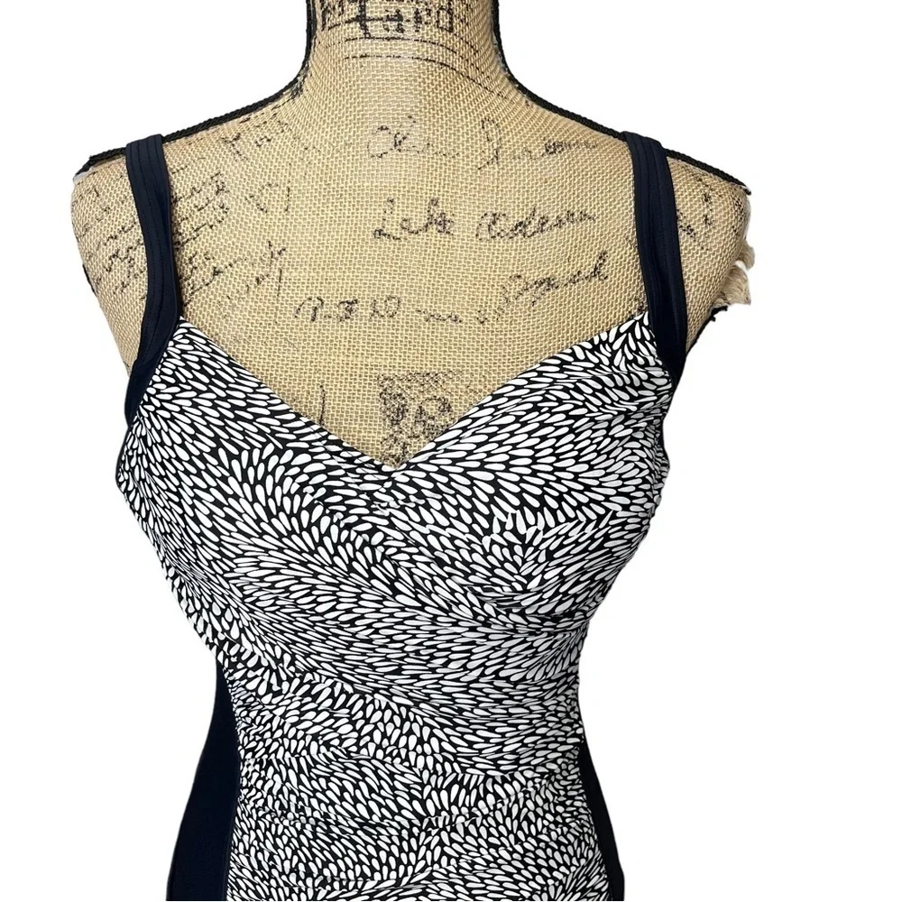 CROFT & Barrow Black and White One Piece Slimming Swimsuit Size 12